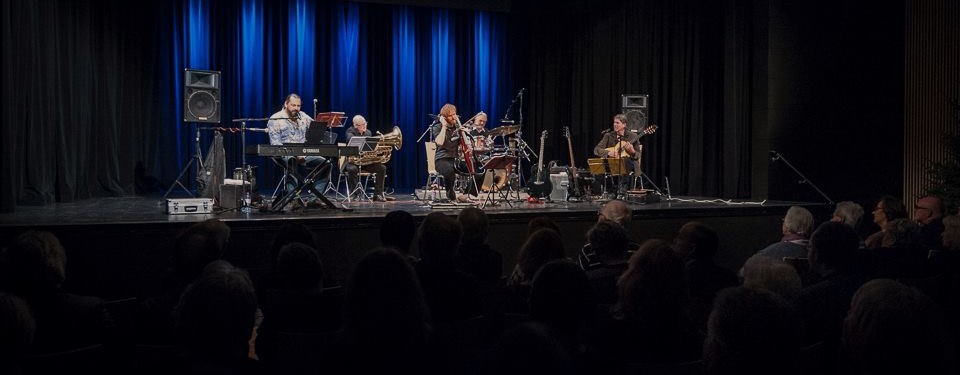 Die Band Ombre di Luci auf der Bühne mit Marcus Tackenberg am Klavier, Markus Preckwinkel an der Tuba, Raphael Rahe am Violoncello, Karl Snelting am Schlagzeug und Ralf Quermann an der Gitarre.